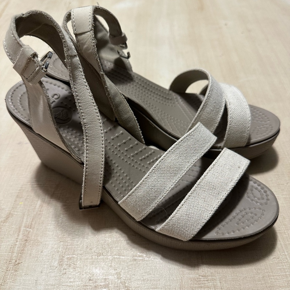 CROCS Leigh II Strappy Wedge Sandals in Mushroom/Oatmeal size 8 - Picture 8 of 12